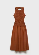 Vestido midi color marrón con textura arrugada en la parte superior y falda acampanada lisa. Sin mangas, con cuello redondo y espalda cerrada.
