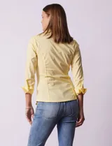 Camisa negra de algodón con cuello con solapa, abertura central con botones, delantera tableada y mangas 3/4. Laterales elastizados.
