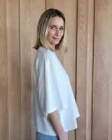 Remerón marrón de algodón, corte holgado y mangas cortas.