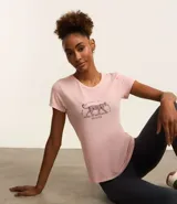 Remera deportiva rosada de microfibra con cuello redondo y mangas cortas. Estampado frontal con un jaguar y la frase "Need of Movement to Live".
