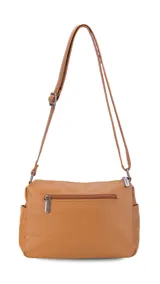 Bandolera de cuero sintético color marrón, con dos bolsillos frontales, uno con tapa y cierre. Interior espacioso con bolsillos.