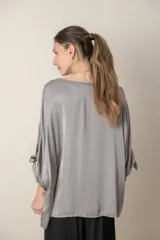 Blusa italiana holgada de color negro con cuello redondo y mangas 3/4 con detalle de lazos.