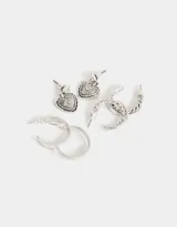 Set de tres pares de aros plateados con pasantes: un par de aros colgantes con forma de corazón, un par de aros tipo argolla con diseño trenzado y un par de aros tipo argolla lisos.