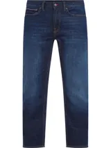 Jeans de corte recto color azul oscuro, con diseño de cinco bolsillos, cierre de botón y cremallera, cinta distintiva de Tommy Hilfiger sobre el bolsillo delantero y parche con logo en la parte posterior.