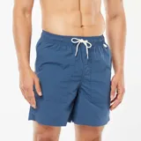 Short de baño azul con cordón blanco en la cintura.