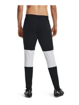 Pantalón deportivo Under Armour Challenger de hombre, color gris con detalles en naranja y logo de la marca en blanco.