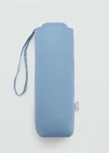 Paraguas plegable color negro con funda a juego y logo estampado.