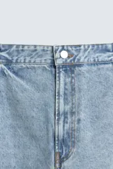 Pantalón de denim de algodón, color celeste claro lavado, de corte relaxed fit con tiro alto, bolsillos frontales y bolsillos traseros de plastrón.