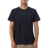 Remera azul de manga corta con bolsillo en el pecho.
