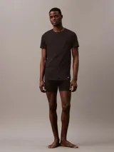 Pack de tres remeras negras de cuello redondo y manga corta, confeccionadas en algodón.