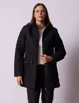 Campera capitoneada color beige, marca Weatherproof, con capucha desmontable, cierre central, bolsillos delanteros con cierre, tajo lateral con botones y forro interno a tono.