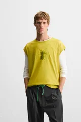 Musculosa gris de corte holgado con cuello redondo y sisas amplias. Tiene un efecto lavado que le da una apariencia única.