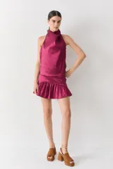 Minifalda de tafeta color marrón con volado en el ruedo.