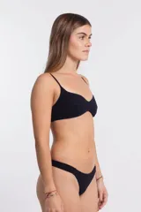 Bombacha de bikini negra tipo vedetina, con laterales de lycra sin elásticos.