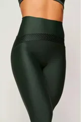 Calza larga deportiva color verde oscuro, de poliamida opaca, con cintura alta anatómica y detalle texturizado en la cintura.