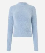 Suéter de punto color blanco, con cuello alto y mangas largas, confeccionado en tejido de peluche.