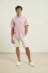 Camisa sport de manga corta color verde oliva, línea premium, con cuello clásico, cierre frontal con botones de coco y bolsillo de parche en el pecho. Confeccionada en lino y algodón.