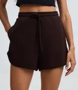 Short básico color beige, confeccionado en microfibra, con cordón ajustable en la cintura y bolsillos laterales.