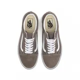 Zapatillas Vans Old Skool color marrón topo con la línea lateral blanca y suela de goma blanca.