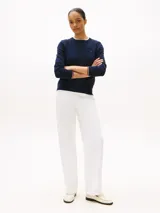 Sweater azul marino de algodón con cuello redondo, puños y bajo acanalados. Logo de Tommy Hilfiger bordado en el pecho.