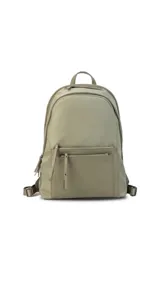Mochila negra de tela impermeable con detalles en cuero sintético. Tiene un compartimento principal con cierre, un bolsillo frontal con cierre y un compartimento interno para notebook de 15 pulgadas.