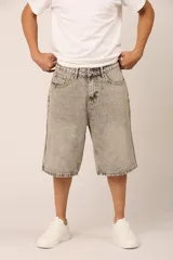 Bermuda gris claro con efecto lavado, corte amplio y largo hasta la rodilla.