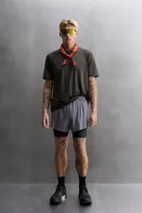 Camiseta deportiva color beige confeccionada en tejido con estructura, ligero y elástico en todas direcciones. Tiene cuello redondo, manga corta, costuras planas y logo estampado en el bajo.