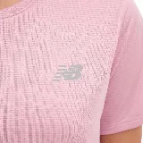 Camiseta deportiva New Balance color rosa con logo pequeño en el pecho.