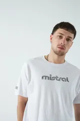 Remera gris oscuro con logo 'mistral' estampado en relieve color ladrillo.