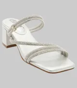 Sandalias plateadas con doble tira de strass, taco cuadrado bajo y pulsera opcional al tobillo.