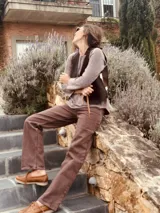 Pantalón de jean color chocolate gastado, de corte recto y flojo, con detalles de apliques de gamuza color óxido.