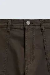 Bermuda cargo de algodón color marrón oscuro, tiro medio, corte regular, con bolsillos laterales de parche con solapa y bolsillos traseros de vivo.