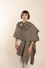 Ruana marrón con terminación de crochet hecho a mano, confeccionada en lana fina sin teñir. Diseño exclusivo de Don Baez, hecha 100% en Uruguay.