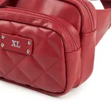 Riñonera color bordó con diseño acolchado en forma de rombos. Tiene correa regulable, cierre principal y un bolsillo externo con cierre.