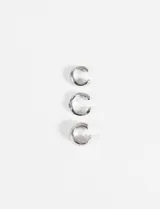 Set de tres earcuff dorados con acabado brillante.