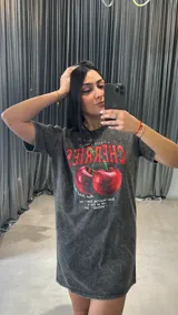 Remerón negro con efecto acid wash y estampado de cerezas rojas con texto en blanco.
