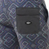 Short de baño con estampado geométrico en tonos azul, celeste y rojo. Cintura elastizada en color gris oscuro con cordón de ajuste.