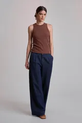 Musculosa marrón de tejido acanalado con cuello redondo.