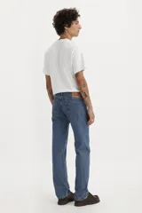 Pantalón de jean celeste, corte recto, con bragueta con cierre y cinco bolsillos.