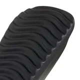 Sandalias Adidas Adilette Lumia negras, con plataforma plana y logo de la marca en la tira superior.