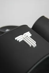 Chanclas negras tipo slide con logo blanco de la marca Tiffosi.