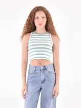 Musculosa corta a rayas horizontales de colores pastel.