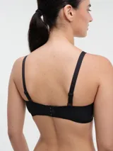 Soutien con aro, color lila, con breteles regulables y espalda con gancho.