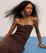 Vestido midi de punto color verde, sin breteles y con detalle torcido en el busto.