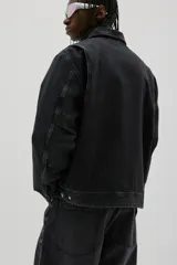 Jean de denim rígido color negro, de corte holgado de cadera a bajo con piernas redondeadas superamplias y pliegues al tobillo. Cintura estándar con cierre y tiro bajo.