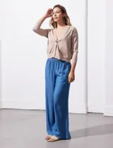 Pantalón largo azul de lyocell, corte ancho tipo wide leg, con pretina elastizada.
