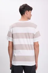Remera de manga corta con rayas horizontales anchas en color beige y blanco.