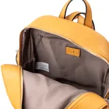 Mochila color camel de cuero sintético con herrajes plateados. Tiene un compartimento principal con cierre, un bolsillo interno con cierre y dos bolsillos externos con cierre.