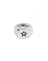Anillo plateado con forma cuadrada y una estrella grabada en el centro.