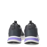 Championes Umbro modelo Vega, color gris con detalles en violeta. Presentan capellada de malla transpirable, cordones, y suela blanca con un inserto violeta en la parte trasera.